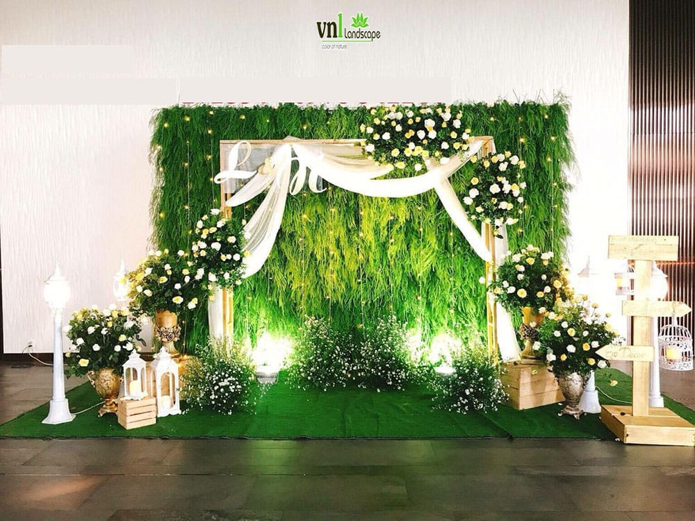 Ứng dụng thảm cỏ nhân tạo trong trang trí nhà hàng tiệc cưới tại Hội An