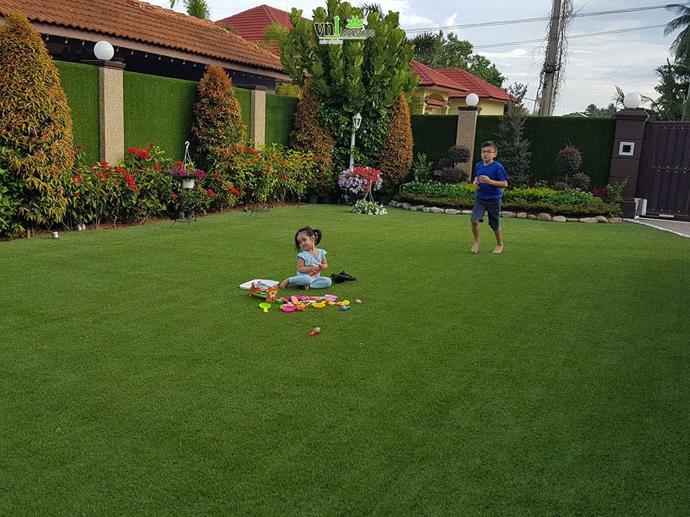 Ứng dụng cỏ nhân tạo sân vườn tại biệt thự Hội An tạo nên sự an toàn cho trẻ nhỏ