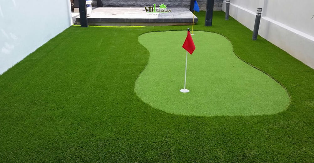 Hình ảnh villa sử dụng cỏ nhân tạo decor một góc mô phỏng sân golf - thú vui của nhiều du khách khi ghé thăm Hội An