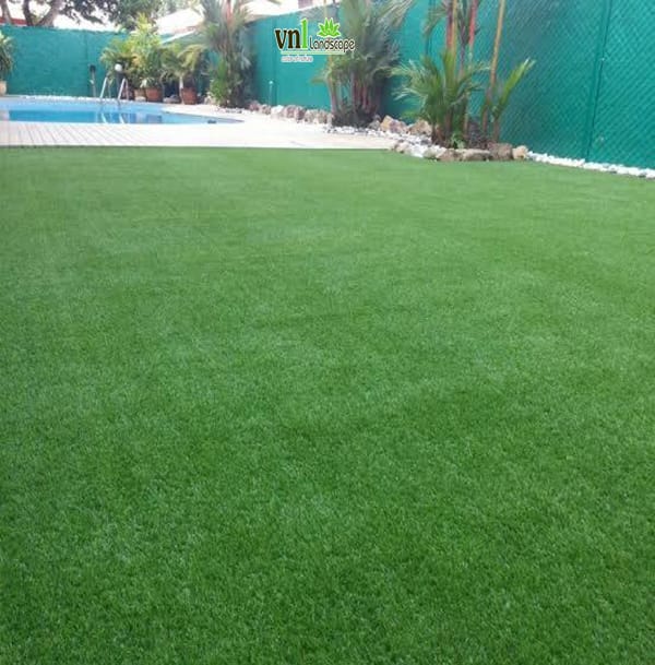 Villa ứng dụng cỏ nhân tạo sân vườn, phía sau là hồ bơi rất tiện lợi