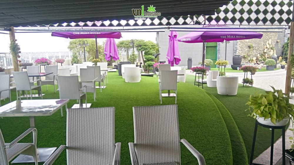 Ứng dụng cỏ nhân tạo trong thiết kế quán cafe thuộc khách sạn Mira tại Huế