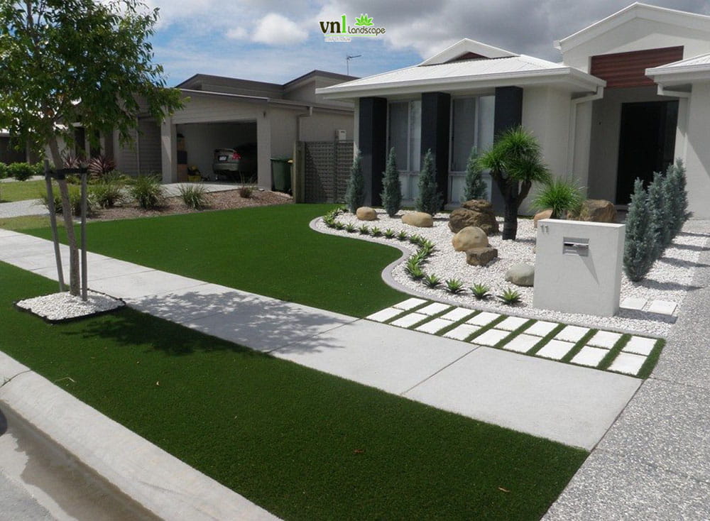 Ứng dụng cỏ nhân tạo Huế trong thiết kế sân vườn, kết hợp với gạch và đá hoa cương đẹp mắt