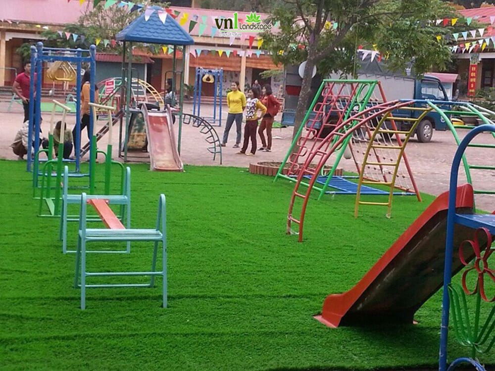 Ứng dụng cỏ nhân tạo tại Huế trong thảm cỏ khu vui chơi tại trường mầm non, giúp an toàn cho bé