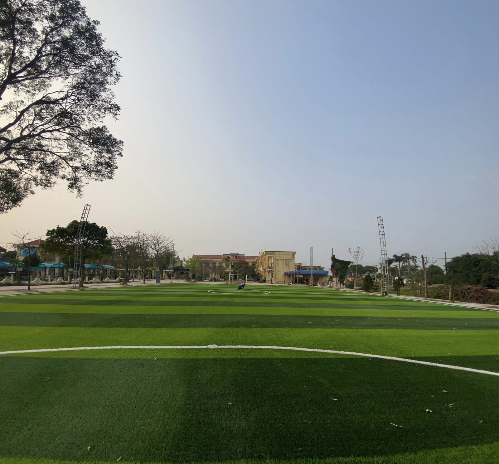 Cỏ nhân tạo và cắt ghép đường line đều và đẹp Cỏ nhân tạo và cắt ghép đường line đều và đẹp